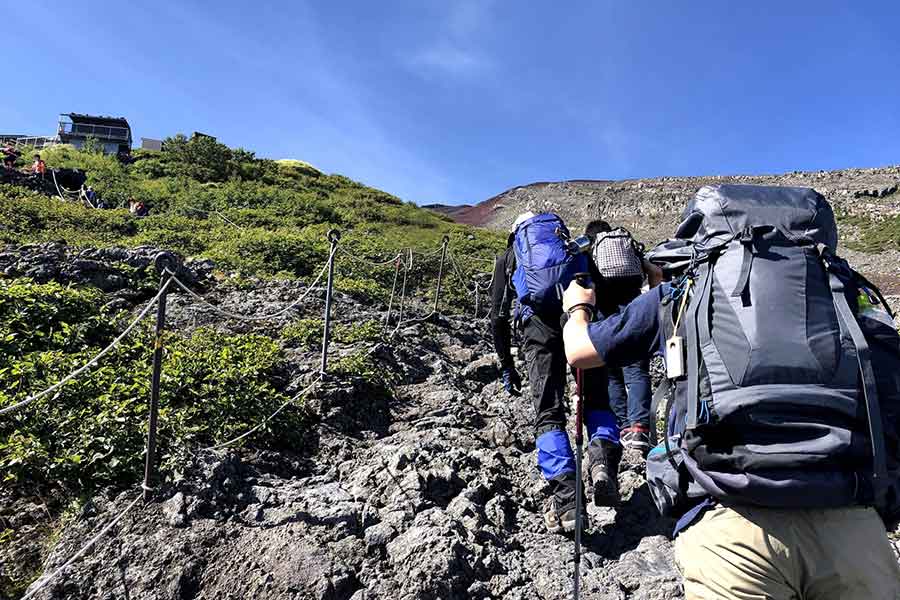 登山時には、環境に適した装備が重要(写真はイメージ)【写真:写真AC】
