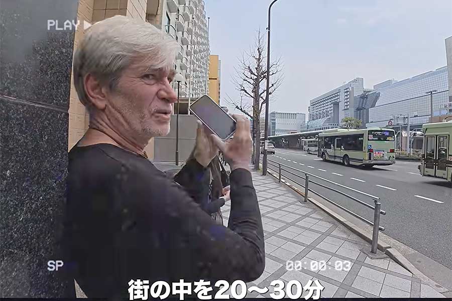 何も警戒することなく、スマホを片手に街歩きできたことに驚き【出典：YouTube「Ori＆Kaito」よりスクリーンショット】