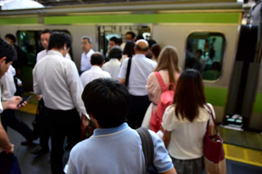 日本では、降客を待って乗車することがマナーとされている(写真はイメージ)【写真:PIXTA】