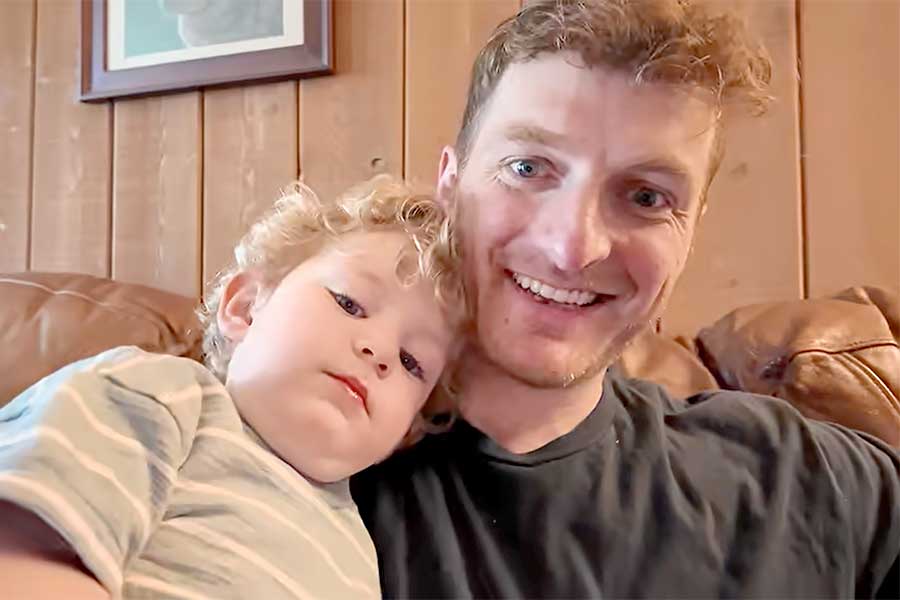 息子のエライジャくんを抱っこするアメリカ人YouTuberのジェイソンさん【出典：YouTube「Jason Ray ジェイソンレイ」よりスクリーンショット】