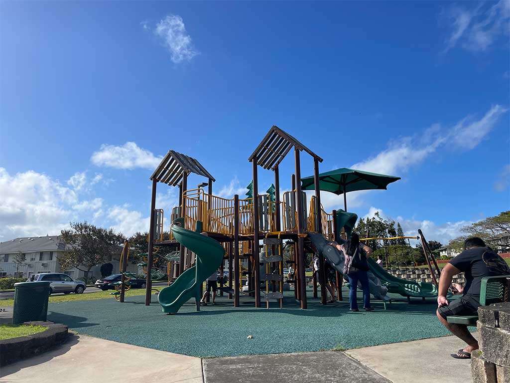 ラバー素材の床材が使用された公園。多くの子どもは公園に着いたらすぐに裸足になる【写真：i-know】