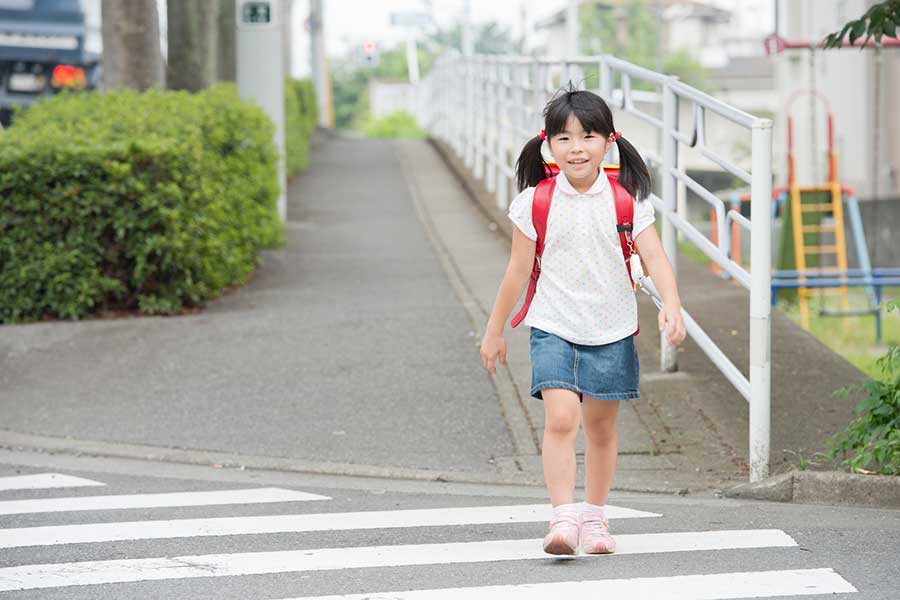 子どもがひとりで街なかを歩いていることに驚き（写真はイメージ）【写真：PIXTA】
