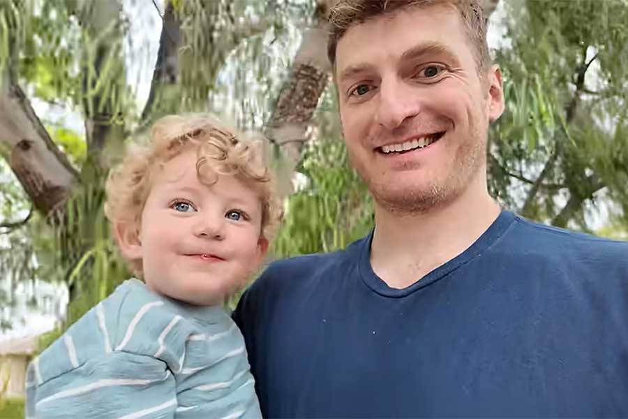 アメリカ人YouTuberのジェイソンさん（右）と息子のエライジャくん【出典：YouTube「Jason Ray ジェイソンレイ」よりスクリーンショット】