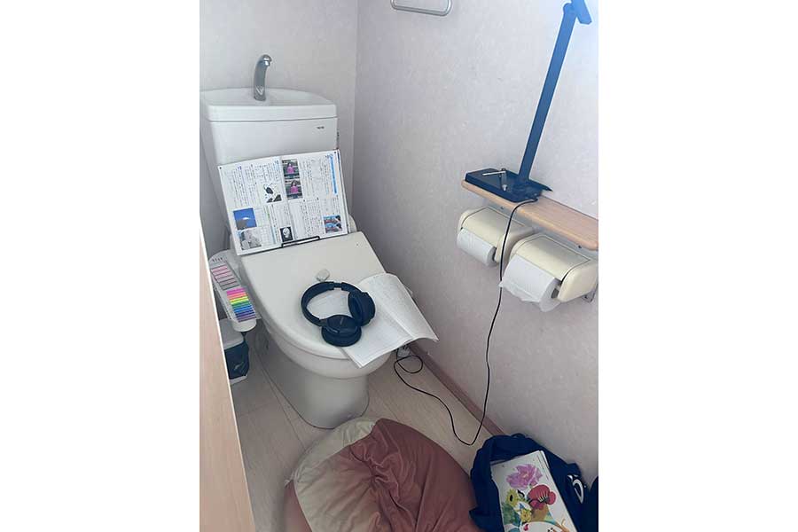 自宅トイレが“勉強部屋”に【写真提供：本人】