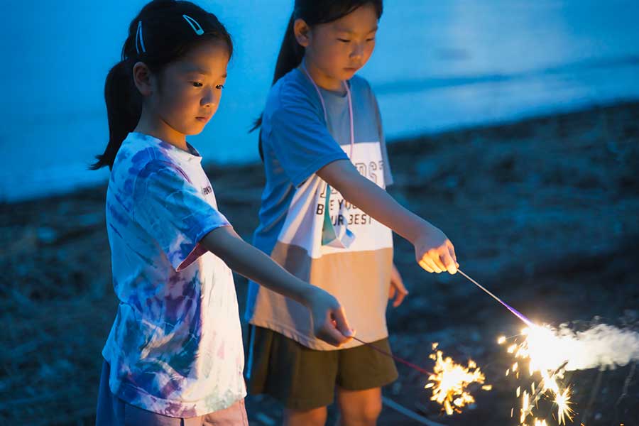 子どもだけで花火をしないことも、安全に楽しむための大切なポイント（写真はイメージ）【写真：PIXTA】