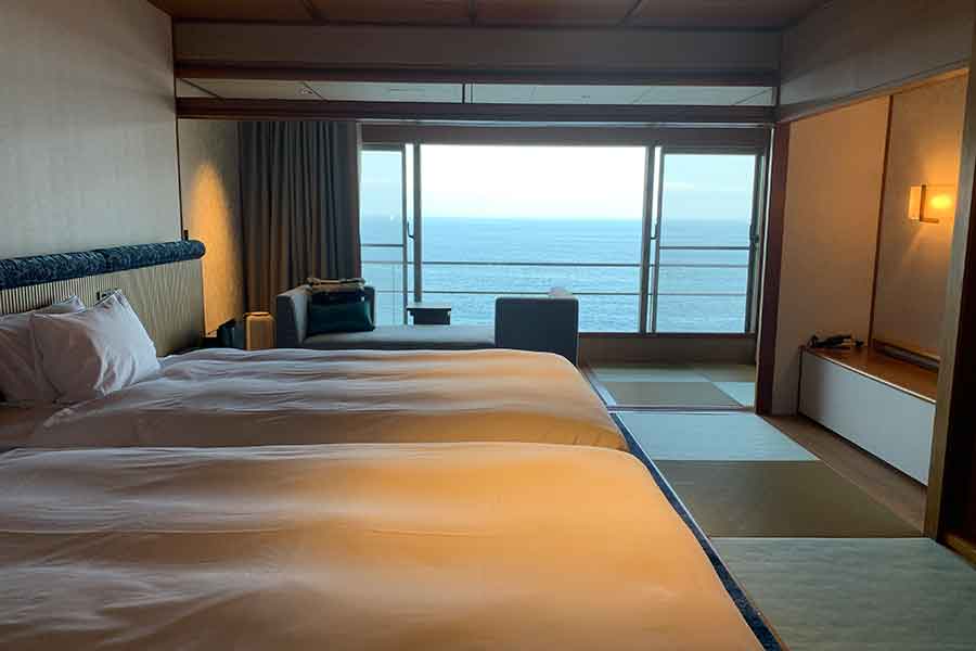 創業70周年を迎えたホテル浦島で取り入れたのは畳にベッドを置いた“ハイブリッド”型【写真：Hint-Pot編集部】