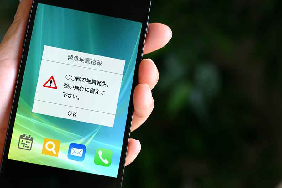 初めての地震に戸惑ったダリアさんたち。緊急地震速報は、対象地域にいる人のスマートフォンなどに通知されることも（写真はイメージ）【写真：写真AC】