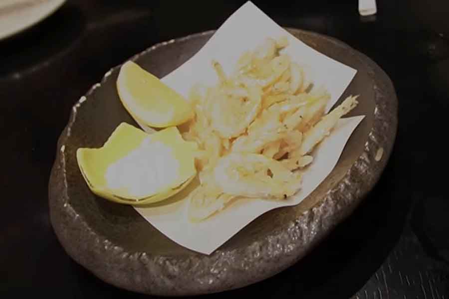 小エビを丸々揚げた唐揚げ【出典：YouTube「日本食冒険記Tokyo Food Adventures」よりスクリーンショット】