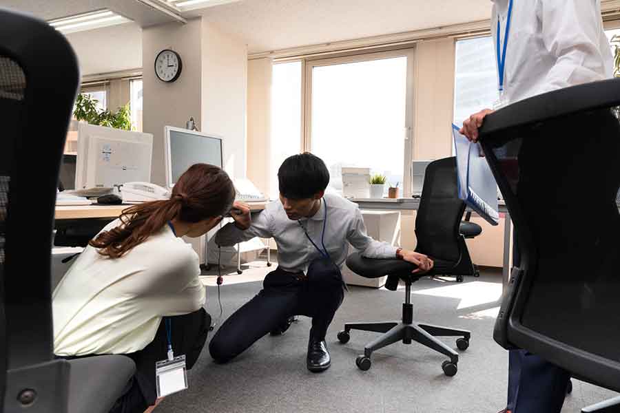 職場や外出先で被災する可能性も…(写真はイメージ)【写真:PIXTA】