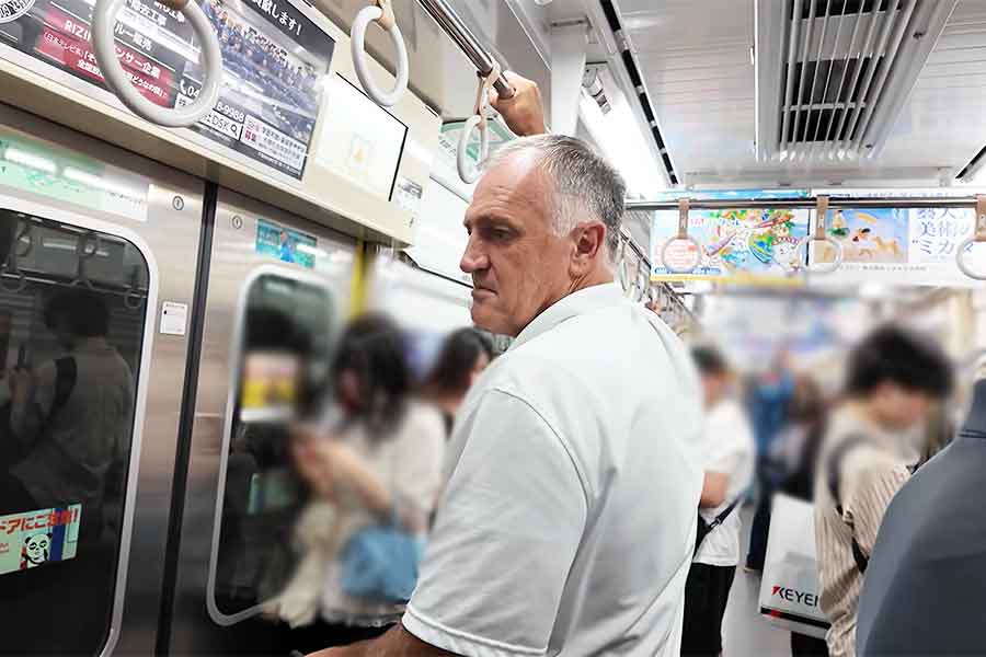 日本の電車内がとても静かなことに戸惑うお父さん（写真はイメージ）【出典：YouTube「Jason Ray ジェイソンレイ」よりスクリーンショット】