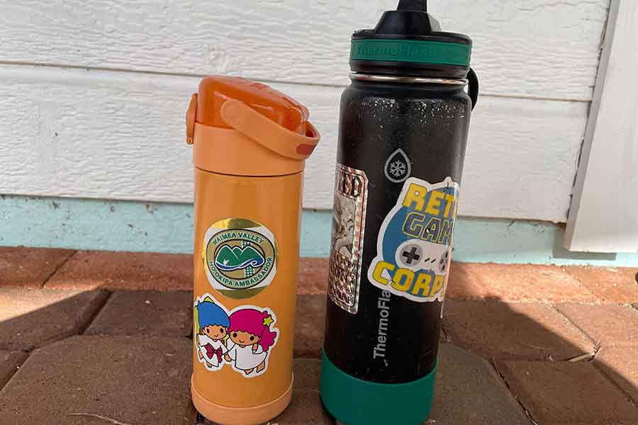 お気に入りのシールを水筒に貼る文化があるハワイ。しかし、シール帳と違って毎日洗うものなのでボロボロに【写真：i-know】