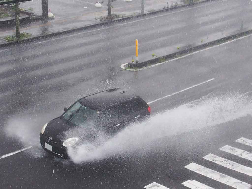 浸水した車は火災につながるおそれも（写真はイメージ）【写真：写真AC】