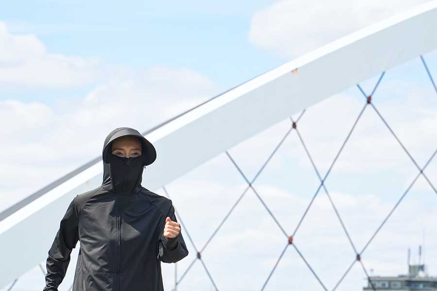 日焼けに対して完全防備をする日本人女性（写真はイメージ）【写真：PIXTA】
