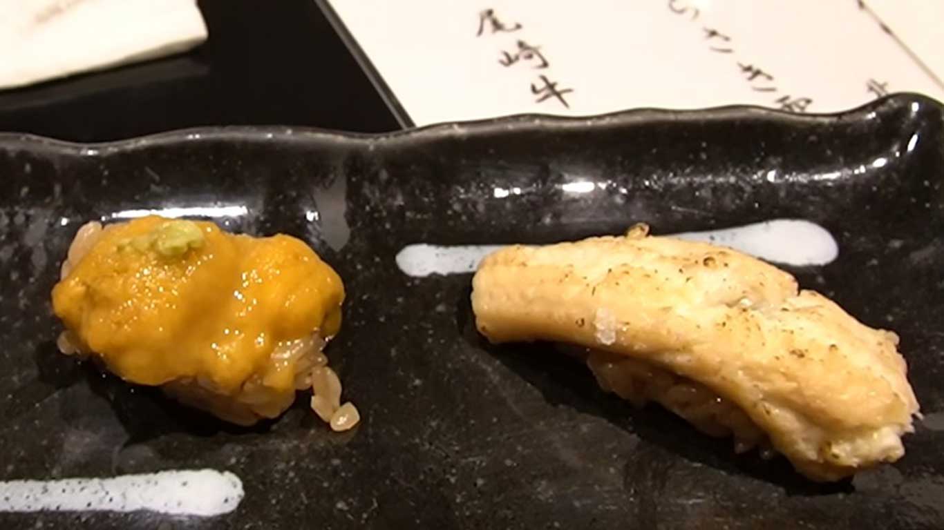 ウニとアナゴの寿司【出典：YouTube「日本食冒険記Tokyo Food Adventures」よりスクリーンショット】