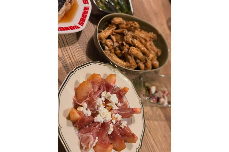 藤本美貴さんが公開した食卓【出典:インスタグラム(mikittyfujimoto)よりスクリーンショット】