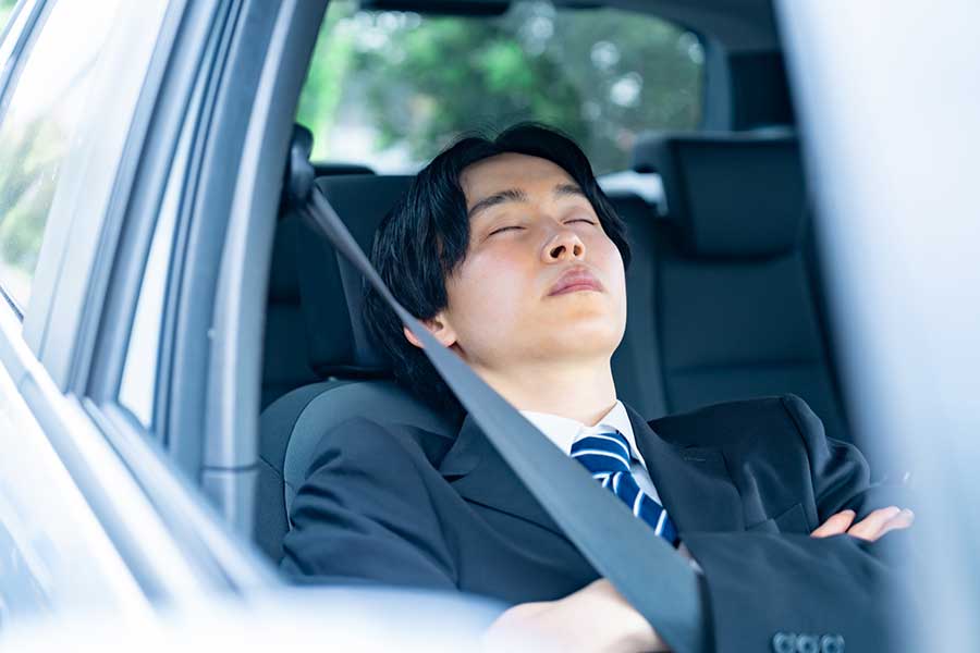 無防備に車の中で居眠りをしている日本人に衝撃（写真はイメージ）【写真：写真AC】