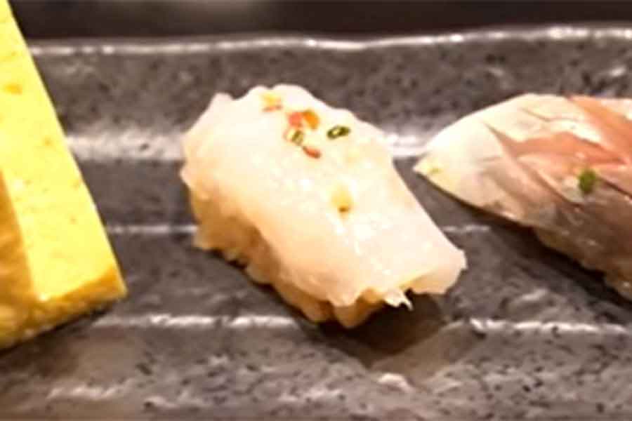 イカの握り寿司に感動【出典：YouTubeチャンネル「日本食冒険記Tokyo Food Adventures」よりスクリーンショット】