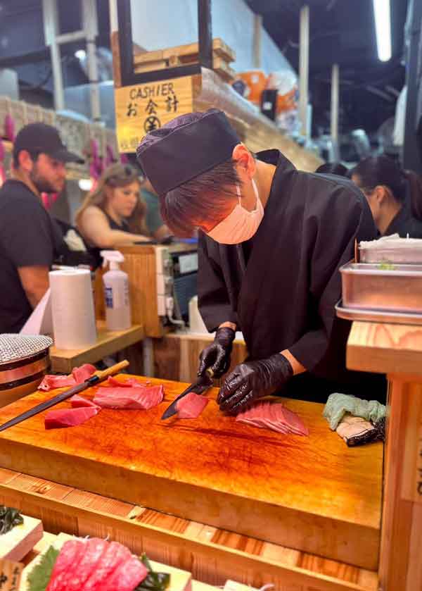 生きた魚をその場でさばいて調理する市場の様子に衝撃【写真提供：ジャダ・クロース】