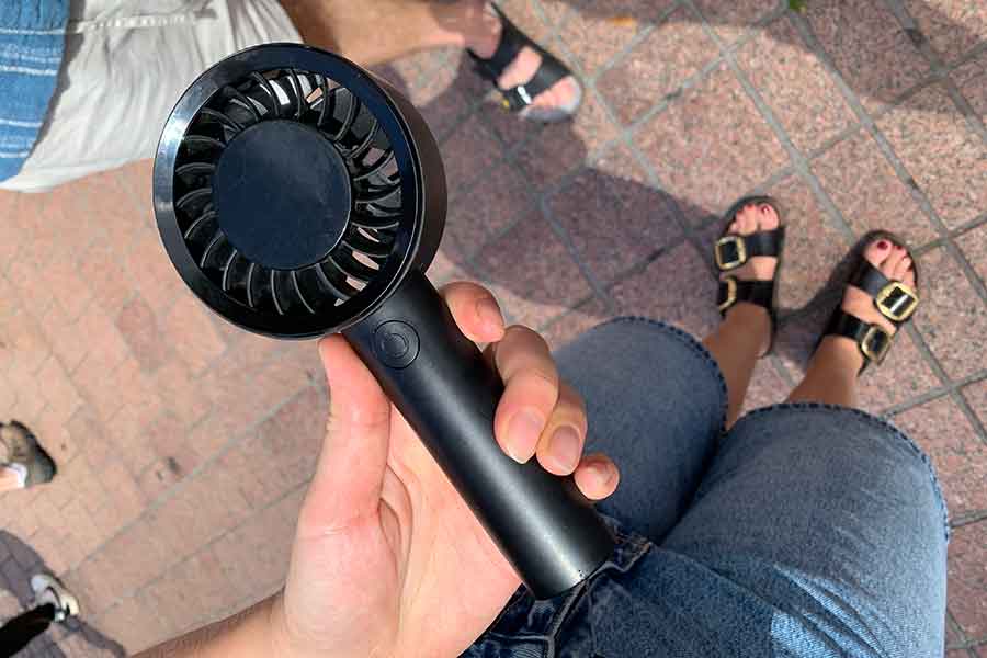 リサさんがドイツから持参したハンディファン【写真：Hint-Pot編集部】