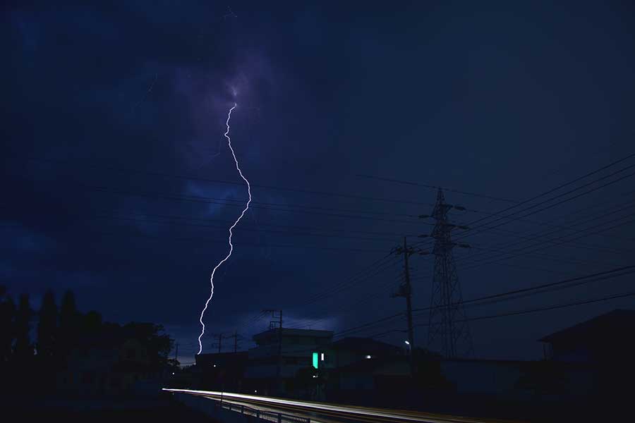 深夜の雷で目覚めると…（写真はイメージ）【写真：PIXTA】