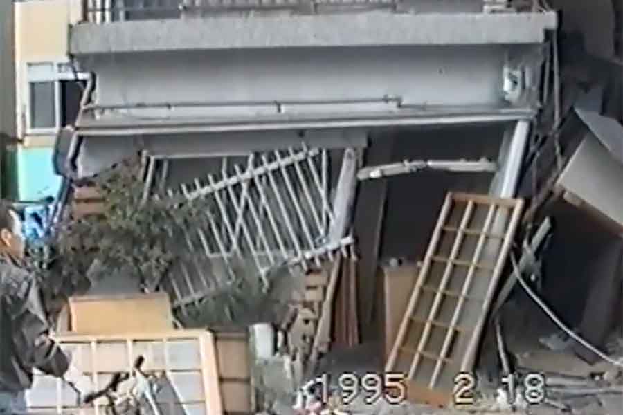 大きく傾いた亀村さんの当時の自宅。当時撮影した映像よりスクリーンショット【写真提供：亀村衣世さん】