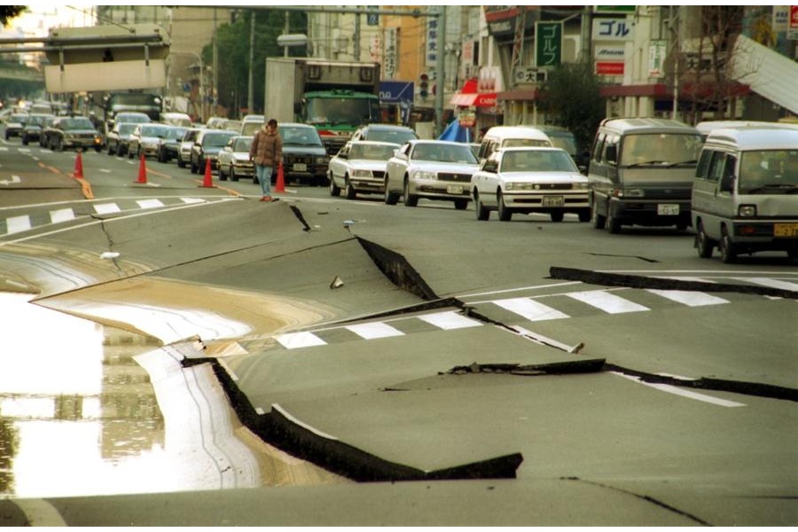 阪神・淡路大震災で大きな被害を受け、波打つ道路【写真:産経新聞社】
