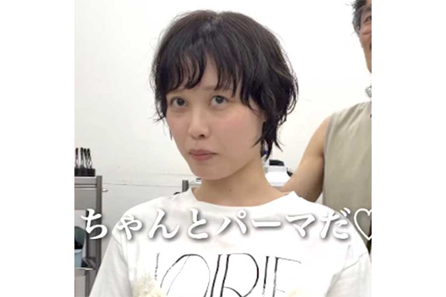 すっきりした印象のショートヘアに【出典：出典：インスタグラム（toru_curly_hair）よりスクリーンショット】