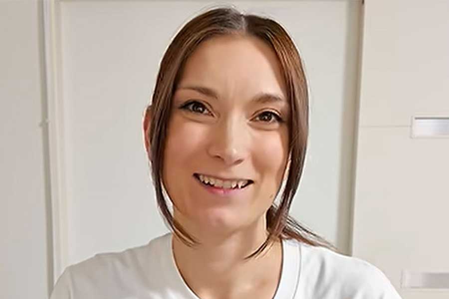 イギリス出身のエミリーさん【出典:YouTube「ハーフキッズの日常 | 日本と家族になる」よりスクリーンショット】