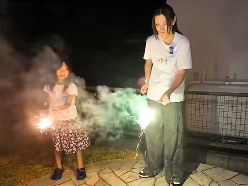 夏休み中、自宅の庭で花火を満喫【出典：YouTube「ハーフキッズの日常 | 日本と家族になる」よりスクリーンショット】