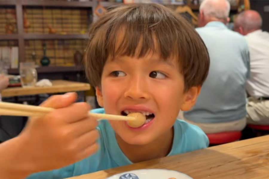 ウズラの煮卵を食べるミオくん【出典：YouTube「Ami's Life」よりスクリーンショット】