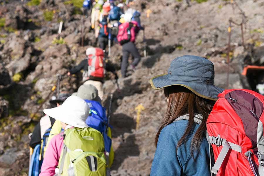 山頂を目指して富士山を登る登山者たち（写真はイメージ）【写真：PIXTA】