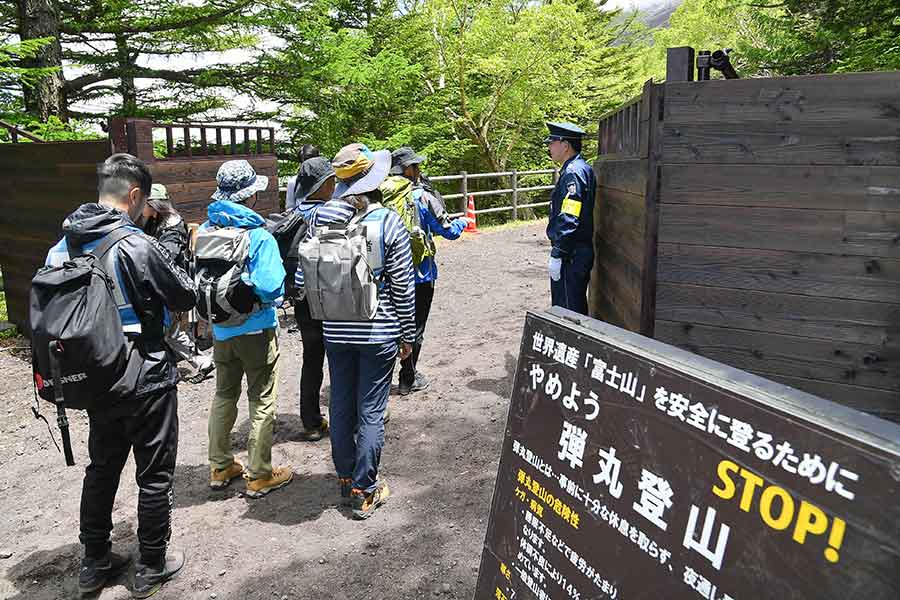 2024年、入山規制のため富士山五合目に新設されたゲート【写真：産経新聞社】