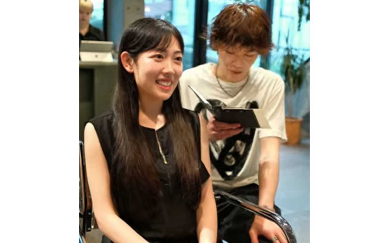 結婚式を終え、長年の黒髪スタイルからの卒業を決意した女性【出典：YouTube「高橋 香汰（takahashi kota）」よりスクリーンショット】