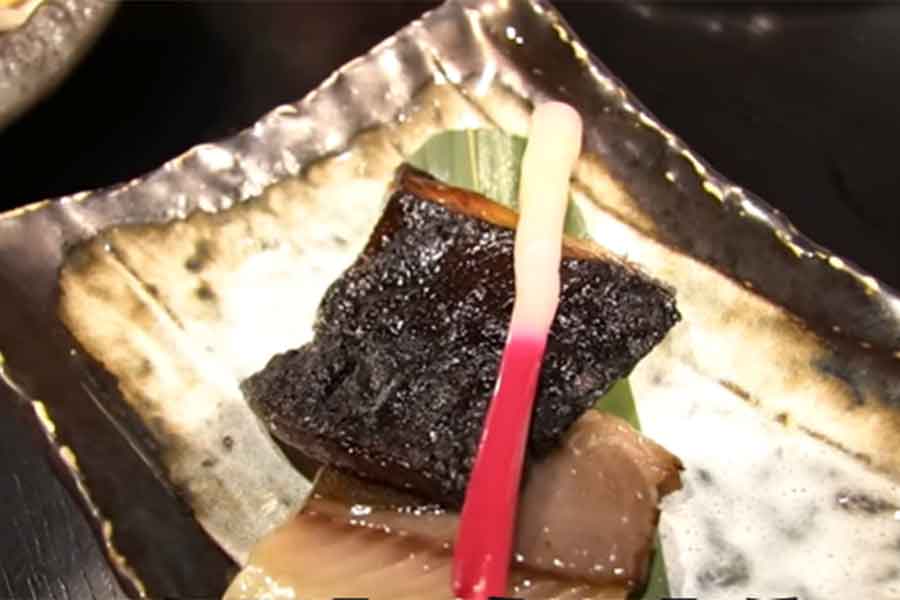 銀ダラの西京焼きに感動【出典：YouTube「日本食冒険記Tokyo Food Adventures」よりスクリーンショット】