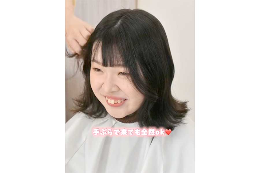 ふんわり前髪とナチュラルメイクで笑顔を見せる女性【出典：TikTok（sala_makeup）よりスクリーンショット】
