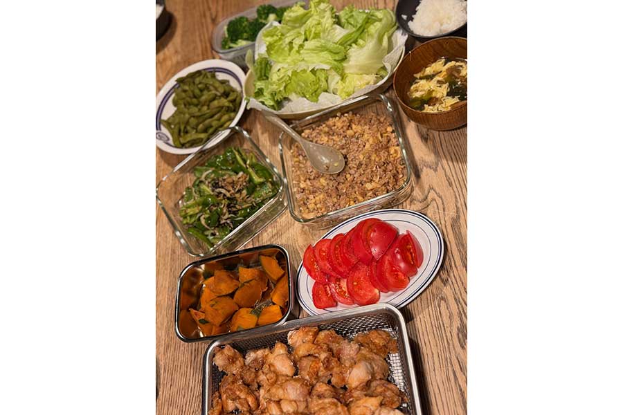 バランスの良い、彩り豊かな夕食【出典：インスタグラム（mikittyfujimoto）よりスクリーンショット】