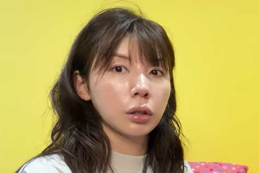 購入品を紹介した仲里依紗さん【出典：YouTube「仲里依紗です。」よりスクリーンショット】
