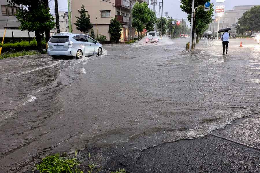 豪雨により冠水した道路(写真はイメージ)【写真:写真AC】