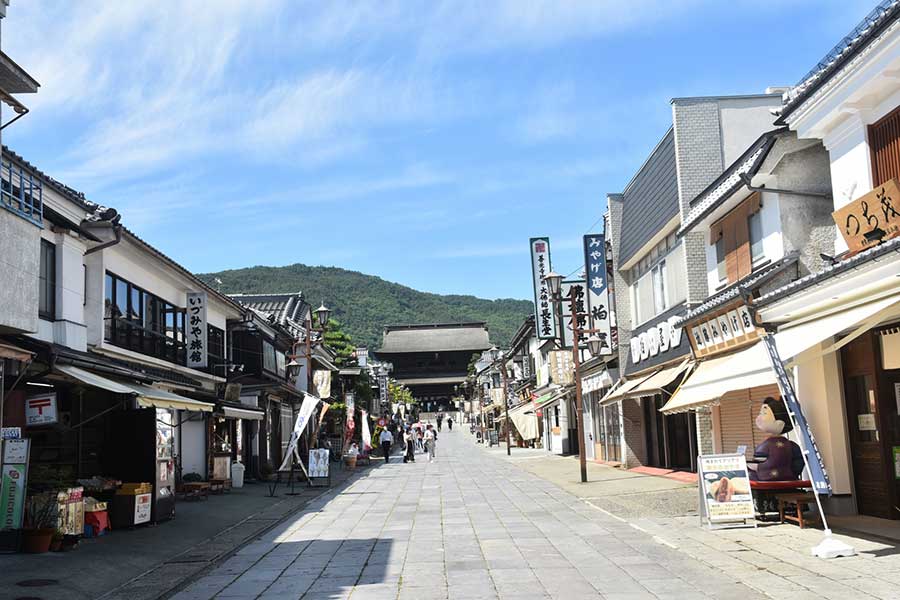 青空が広がる善光寺仲見世通り。食事後の光景に衝撃【写真:写真AC】