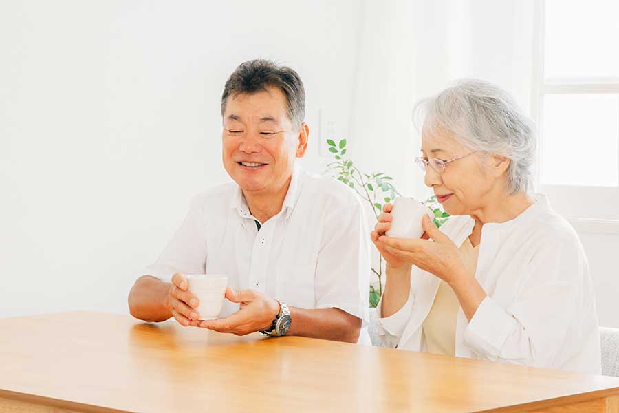 「腸を温めれば便秘が治る」と温かい飲み物を飲んでも、効果は薄いという（写真はイメージ）【写真：写真AC】