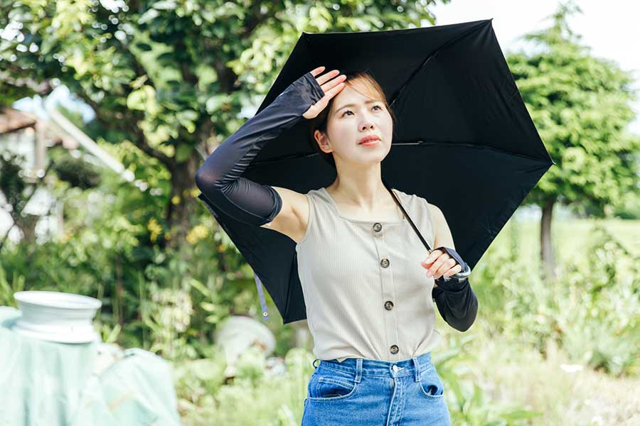 日焼け対策として活用されているアームカバーや日傘（写真はイメージ）【写真：写真AC】