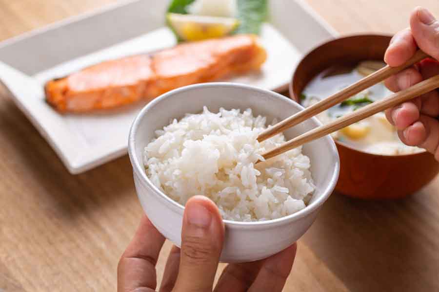 ごはんやおかずなどを交互に食べる三角食べ(写真はイメージ)【写真:PIXTA】