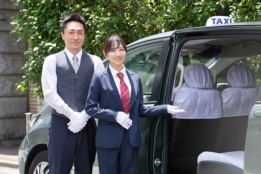 スーツにネクタイをしたタクシー運転手の服装に注目【出典：YouTube「Jason Ray ジェイソンレイ」よりスクリーンショット】