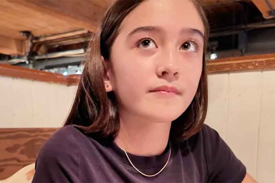 バンクーバーの日本食レストランを訪れた、Chihoriさんの娘・エリーシャちゃん【出典：YouTube「Chihori’s Vlog」よりスクリーンショット】