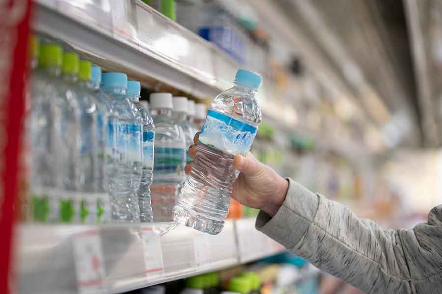 ペットボトルの水がニューヨークでは約600円、日本では約100円なことに驚き（写真はイメージ）【写真：PIXTA】