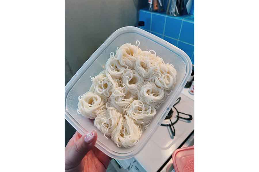 母に渡されたお土産の素麺。食べやすいようにひとくちサイズに巻かれている【写真提供：な（@25_138_9）さん】