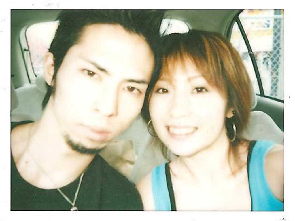 若かりし頃の（左から）OTORNさんと妻【写真提供：OTORN（_otorn_）さん】