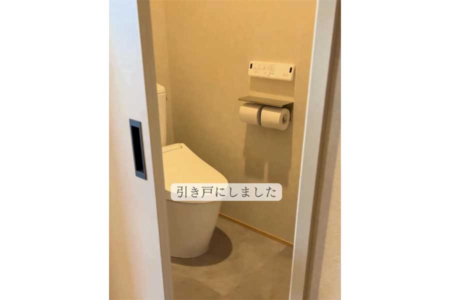 トイレのドアは引き戸を選択【出典：インスタグラム（katoko_home）よりスクリーンショット】