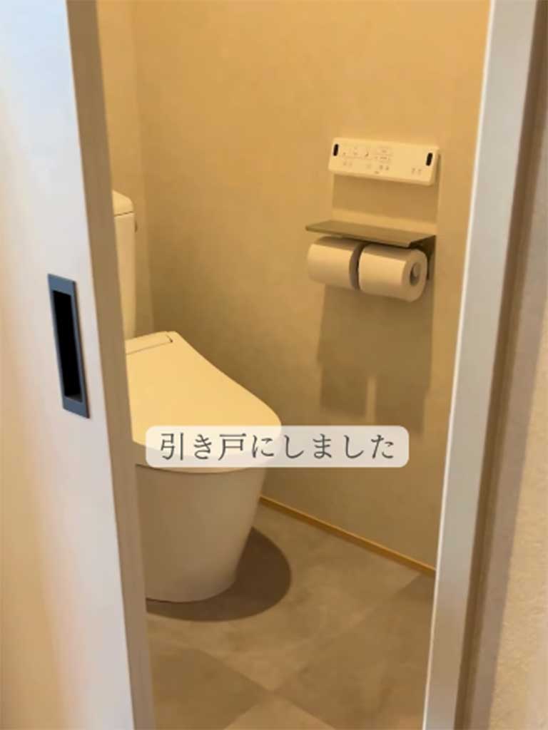 トイレのドアは引き戸を選択【出典：インスタグラム（katoko_home）よりスクリーンショット】