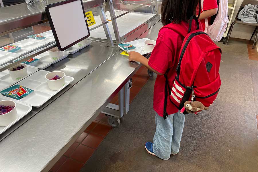 娘のバックパック姿。ちなみに、アメリカの学校には朝食サービスがある【写真：i-know】